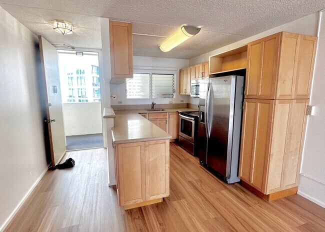 Foto del edificio - CONVENIENTY LOCATED AND SPACIOUS 2BD/2BA CONDO UNIT - WAIKIKI (NEWLY RENOVATED)