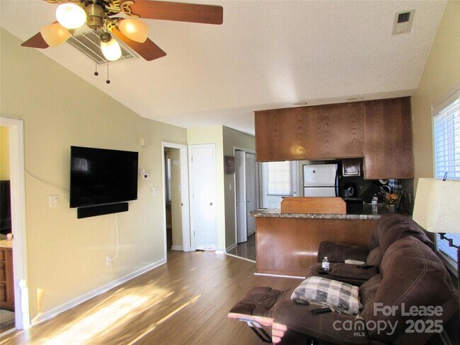 Foto del edificio - 137 Pine Meadow Ln