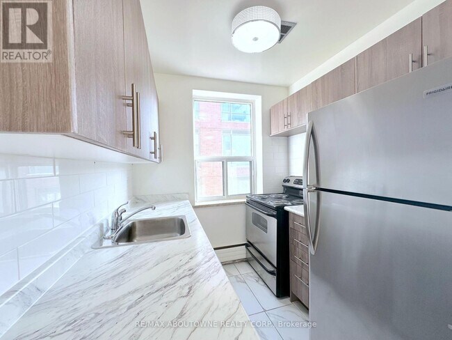 Photo du bâtiment - 276 St Clair Ave W