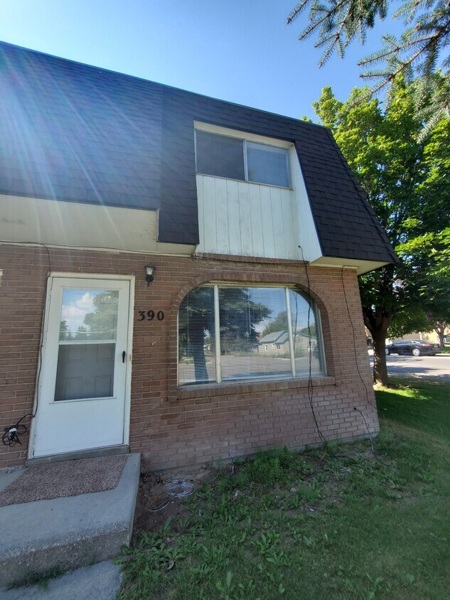 Primary Photo - 390 S Saturn Ave