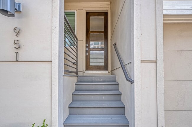 Building Photo - 951 W 17th St