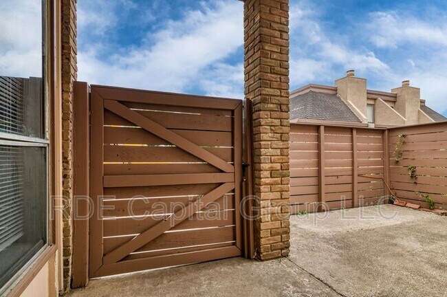 Photo - 3121 Park Ln House