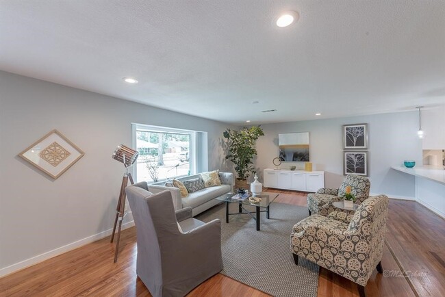 Building Photo - 10058 Larston St