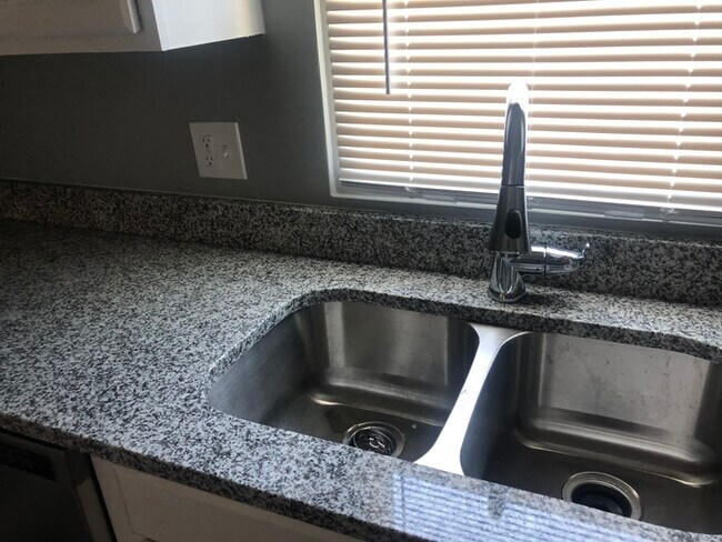 Foto del edificio - $1,050 A MONTH - NO SECTION 8