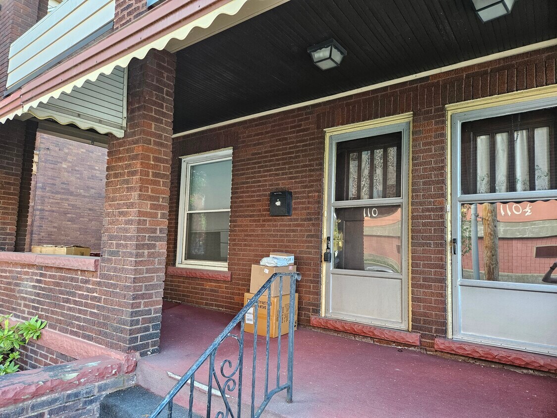Foto principal - 110 E 4th St