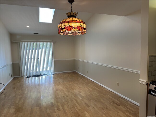 Foto del edificio - 12 Sandy Hill Rd