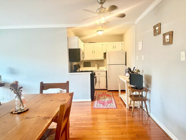Building Photo - 1 Bed 1 Bath!  Pets Welcome!  Parking!