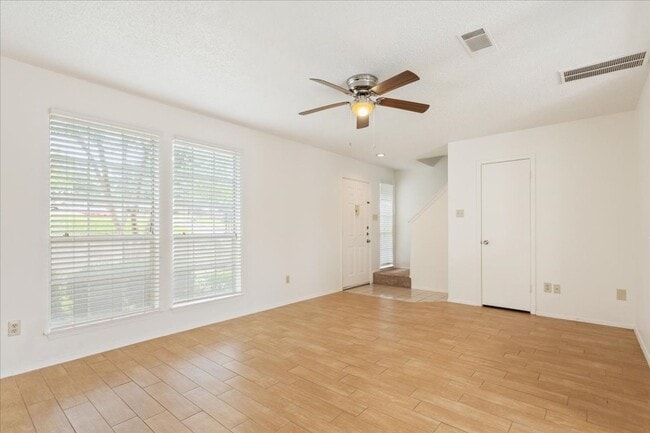 Building Photo - 2 Bedroom 1.5 Bath Condo at Coppertree!