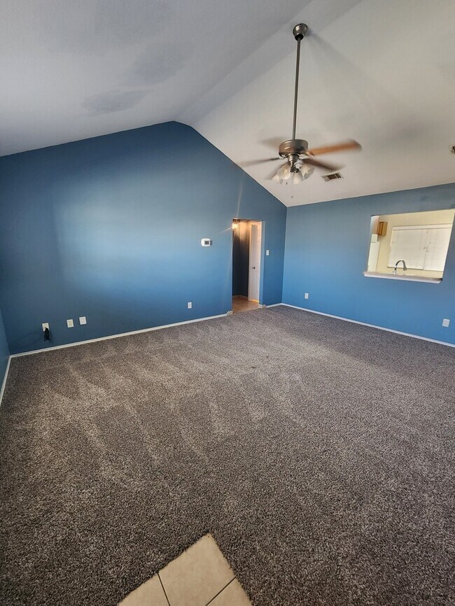 Foto del edificio - 3 bed 2 bath home, 1 car garage