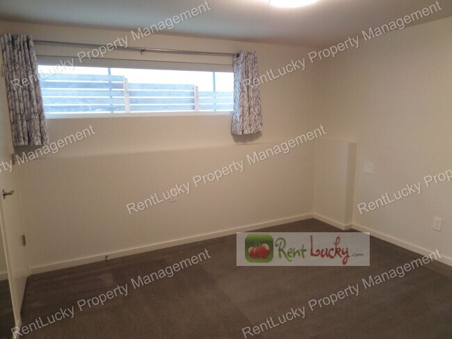 Foto del edificio - Stunning 4-Bedroom Newer Construction w/Huge VIEW Rooftop Deck in Fremont!!