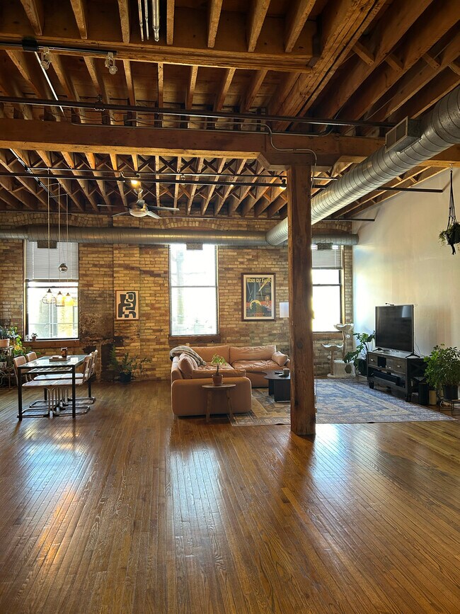 Main living area - 1147 W Ohio St