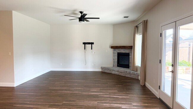 Foto del edificio - Gorgeous Move-In Ready Home by Frontier High School