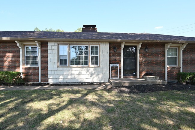 Foto del edificio - Three bedroom two and a half bath Brick Ra...