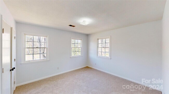 Building Photo - 1135 McLaughlin Dr