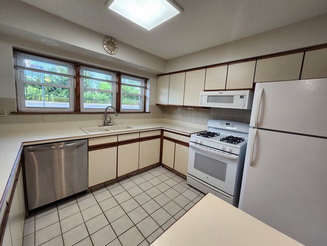 Building Photo - 6800 N Overhill Ave