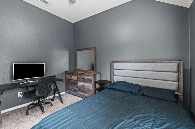 Foto del edificio - Beautiful 4-Bedroom Home with Solar Panels – Electric Included!