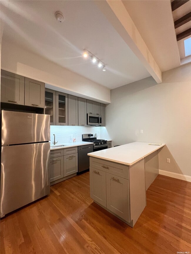 Foto del edificio - 6156 Gates Ave