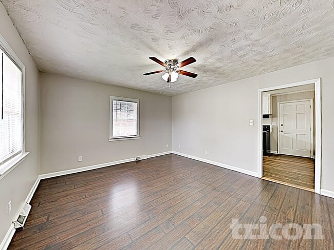 Foto del edificio - 4300 Oak Forest Dr