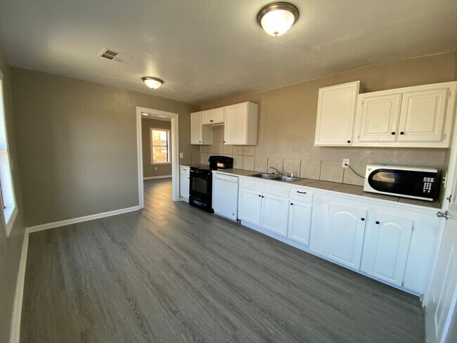 Building Photo - 2 Bedroom Home Available Now in OKC!!!
