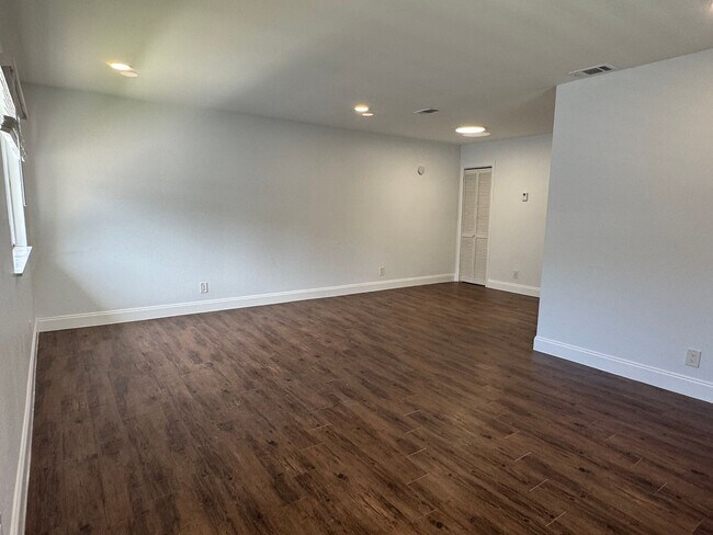 Building Photo - Top Floor All To Yourself! July Rent Free!...