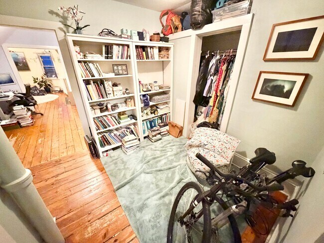 Foto del edificio - 2 Bedroom Apartment + Bonus Room Downtown Burlington Available between 5/5/26-5/15/26.