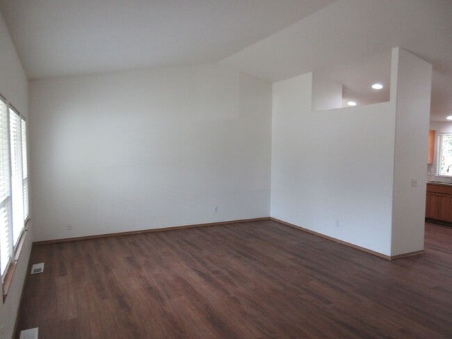 Building Photo - Three Bedroom in North Salem with Fenced B...