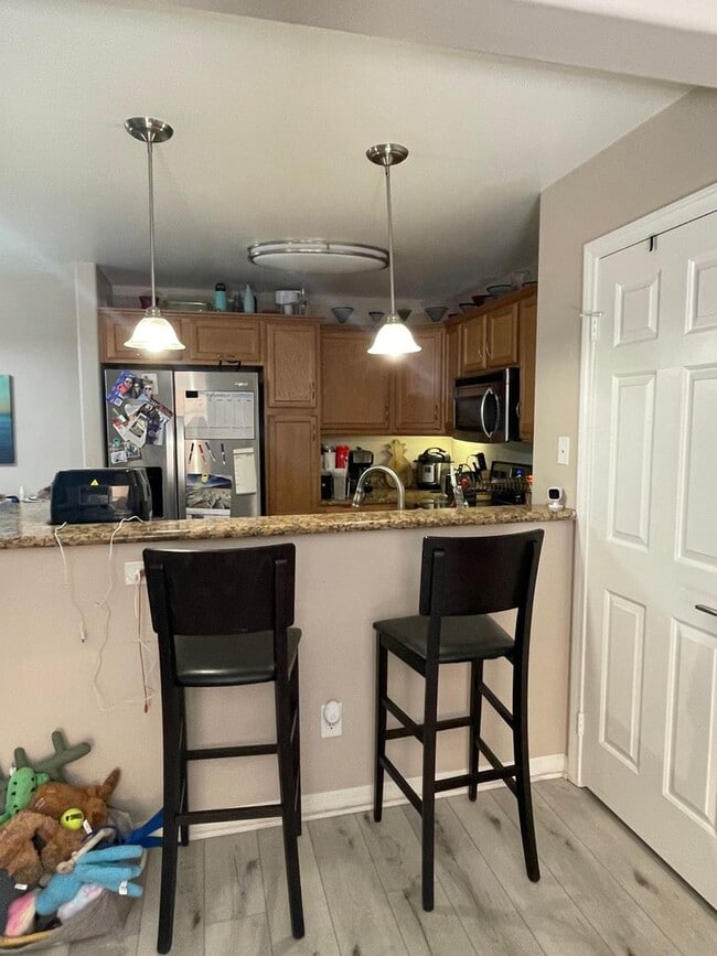 Building Photo - 2 Bedroom, 2 Bath Upgraded Condo in Claire...