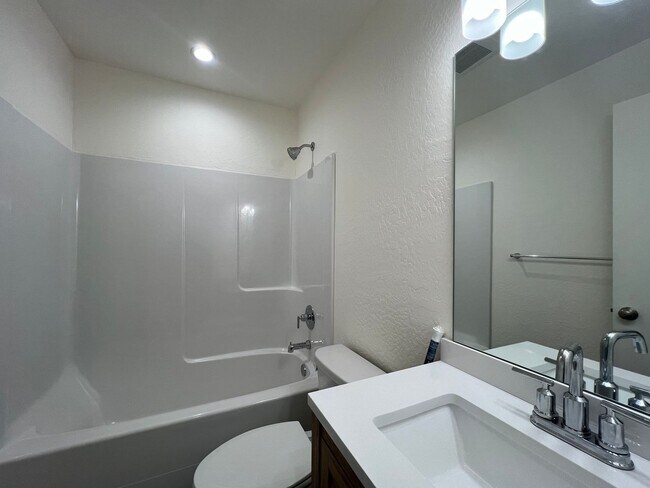 Foto del edificio - Brand new one bedroom apartment in Central Medford | Available August!