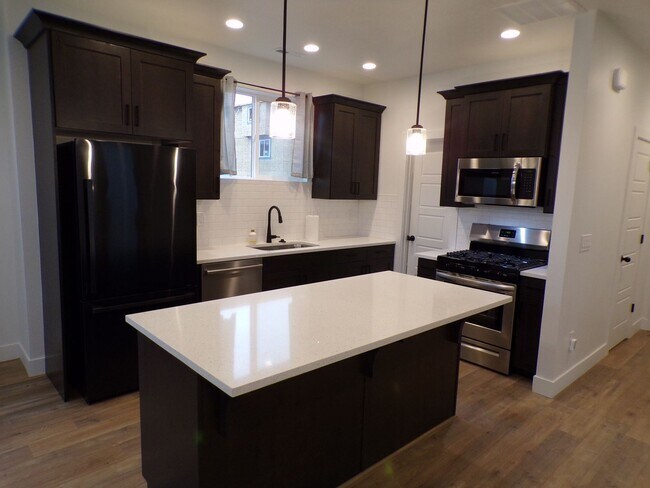 Building Photo - Beautiful Former Model Home 4 Bed 3.5 Bath...