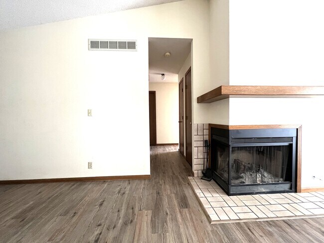 Fireplace - 3220 N Longfellow Ct