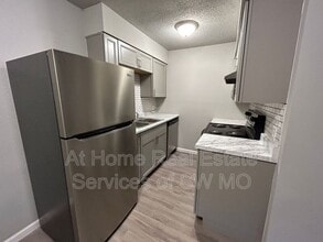 Building Photo - 900 S Crutcher Ave
