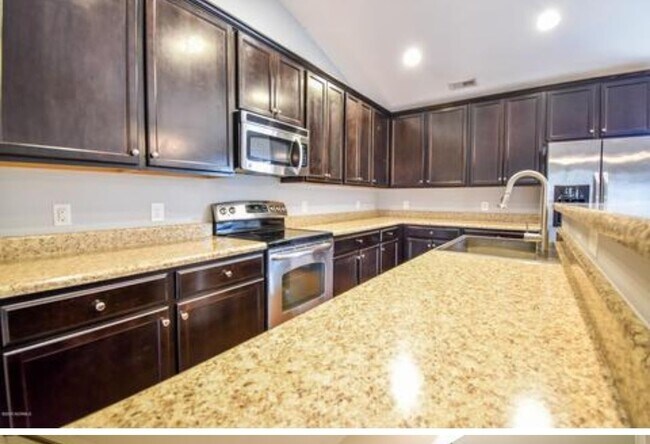 Foto del edificio - 212 Riverstone Ct