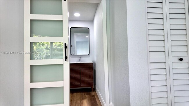 Foto del edificio - 3692 SW 9th Terrace