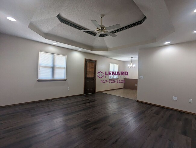 Foto del edificio - Spacious 3 Bedroom Home with Fenced Back Y...