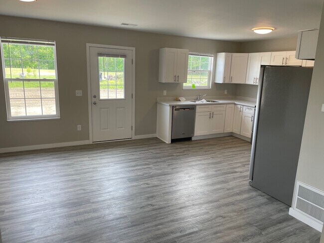 Building Photo - 14095 Dixon Rd