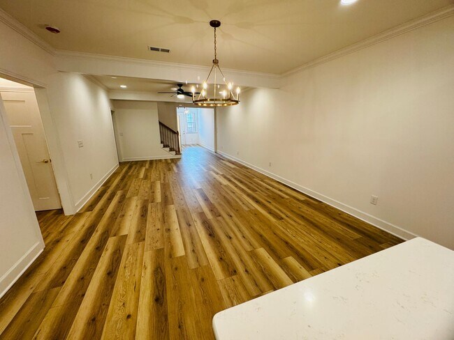 Foto del edificio - FOR LEASE - NEW BUILD TOWNHOME LOCATED IN ...