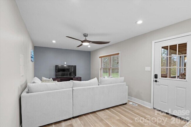 Foto del edificio - 2708 Mooresville Rd