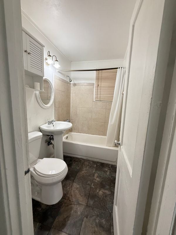 Building Photo - 716 W 5th St