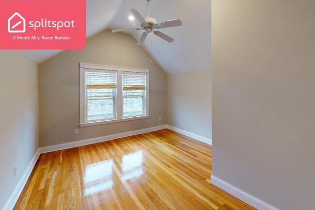 Foto del edificio - Private room in 6 bedroom Arlington Apartm...