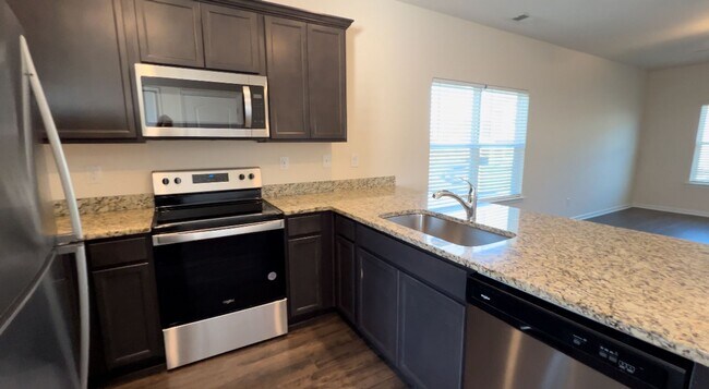 Building Photo - Available Now! 3 Bedroom 2.5 Bathroom End ...