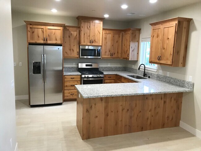 Foto del edificio - Newly Built Home with 3 Primary Suites complete with full Bathroom in ideal location!