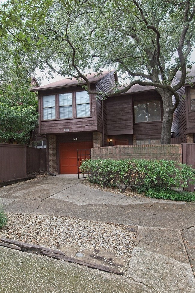 Centrally Located Dallas Townhome with Garage House for Rent in Dallas, TX