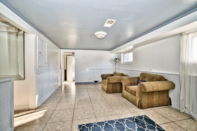 Foto del edificio - 7014 N Kilbourn Ave