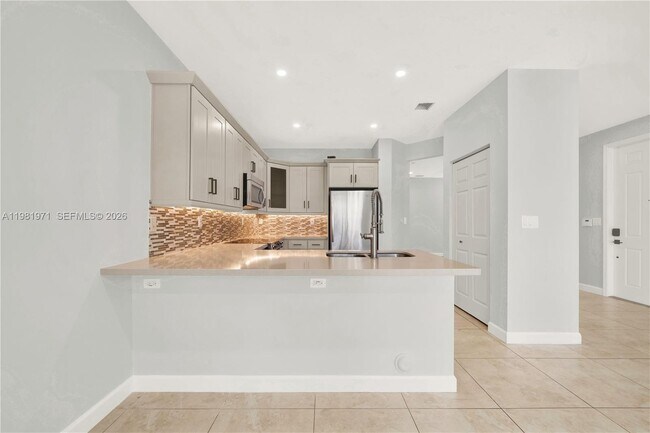 Foto del edificio - 5880 NW 104th Path