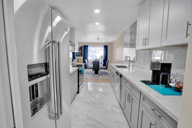 Foto del edificio - 121 N Croft Ave