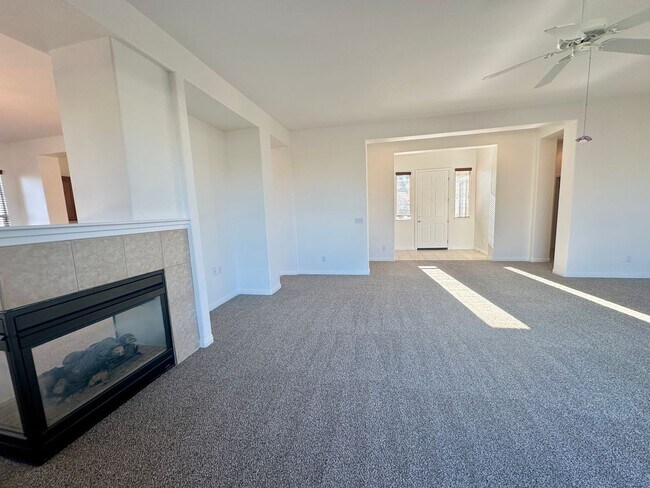 Building Photo - Beautiful 3 Bedroom 2.5 Bath Single Family...