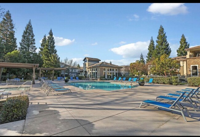Foto del edificio - 701 Gibson Dr