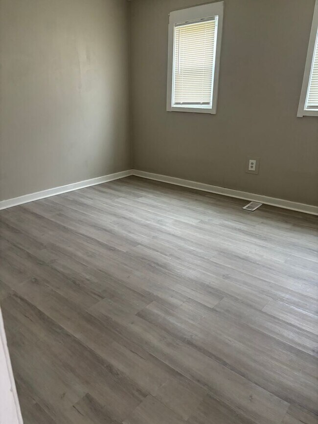 Building Photo - Section 8 Accepted! Spacious newly renovat...