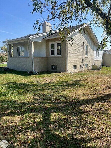 Foto principal - 9239 N River Rd