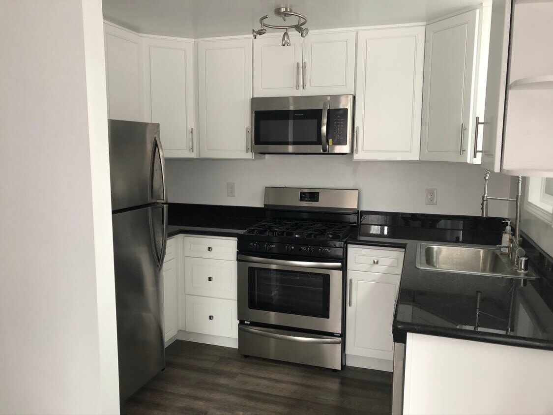 Foto principal - 3949 8th Ave